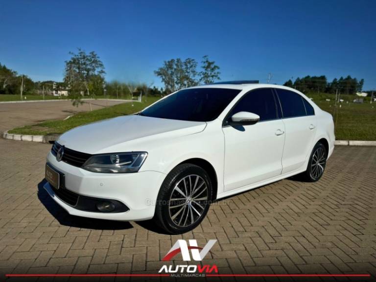 VOLKSWAGEN - JETTA - 2013/2014 - Branca - R$ 79.900,00