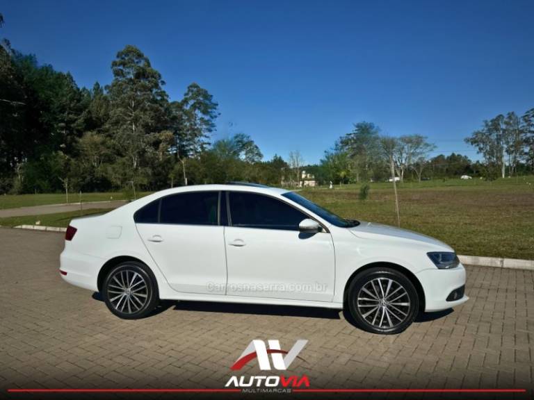 VOLKSWAGEN - JETTA - 2013/2014 - Branca - R$ 79.900,00