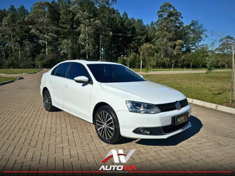 VOLKSWAGEN - JETTA - 2013/2014 - Branca - R$ 79.900,00