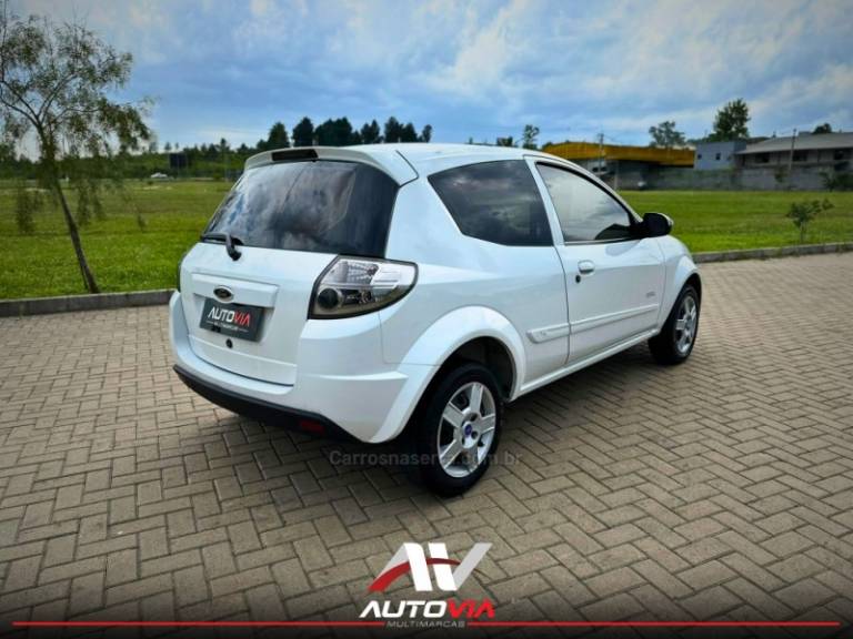 FORD - KA - 2012/2013 - Branca - R$ 29.900,00