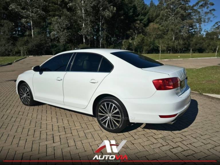 VOLKSWAGEN - JETTA - 2013/2014 - Branca - R$ 79.900,00